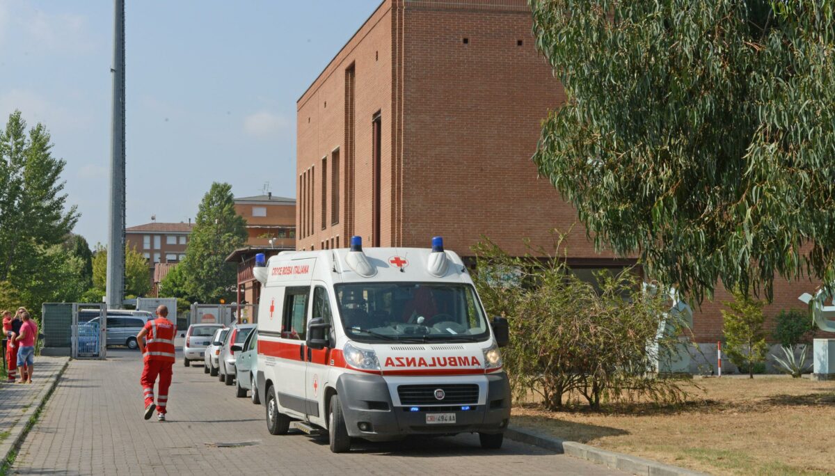 Milano, bimbo di 8 anni inala un pezzo di matita ma viene salvato dai medici del Policlinico