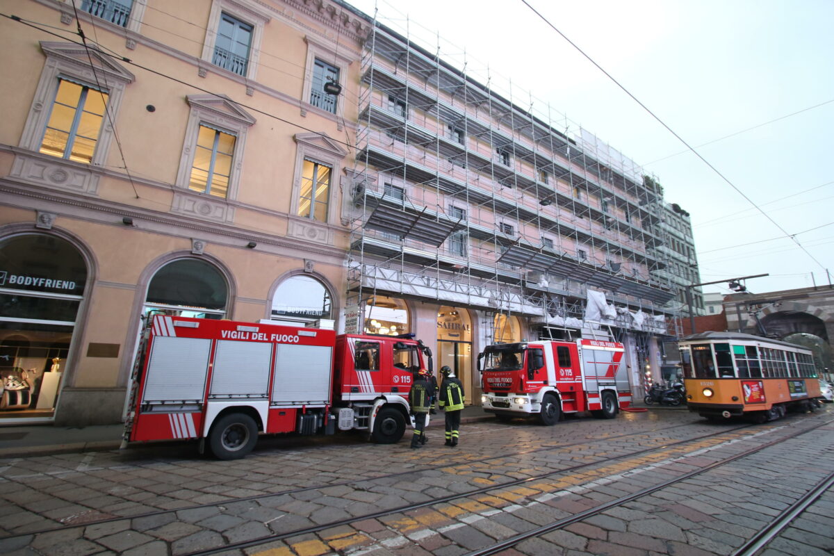 Milano, incendio in via Varesina nel pomeriggio: 11 feriti lievi