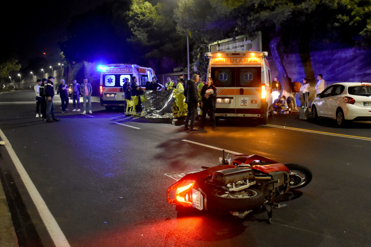 Pistoia, incidente sulla strada statale 64: motociclista vola da un ponte in fiume, è grave