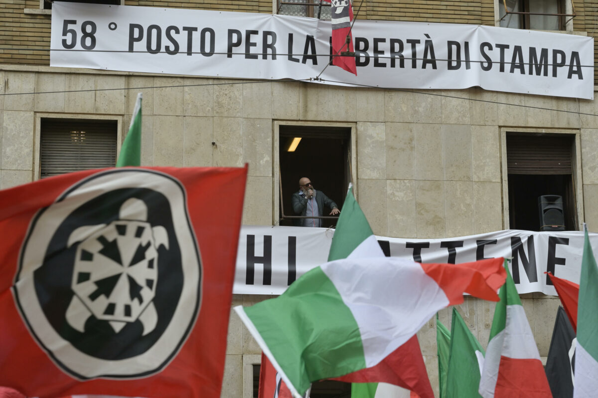 Aggredito per una spilla antifascista, arrestati tre militanti di Casapound a Napoli