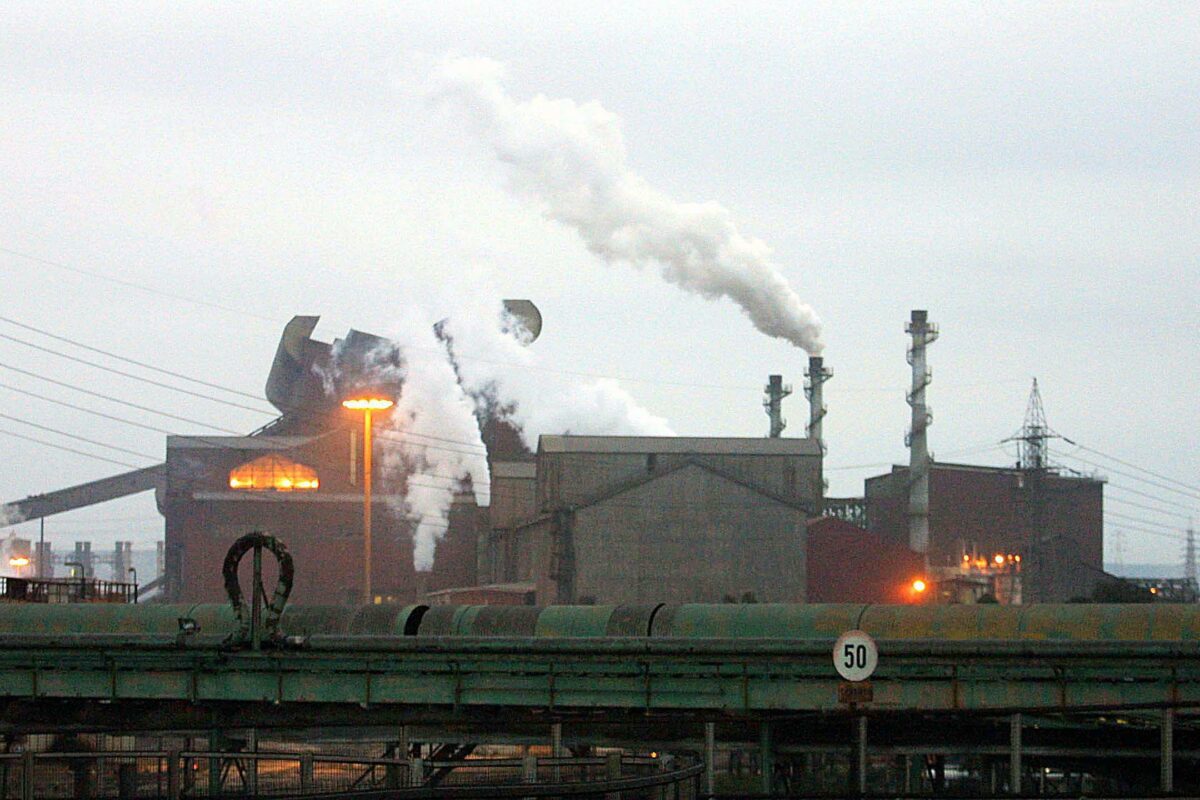 Ex Ilva di Taranto e inquinamento ambientale, la class action risarcitoria di Genitori Tarantini: "Lutti in ogni famiglia a causa delle emissioni"