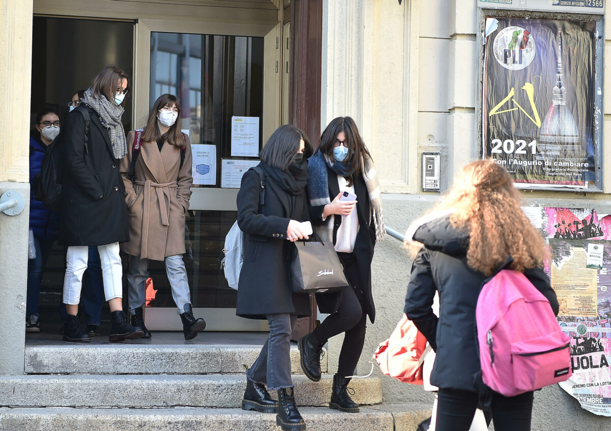 Grosseto, professore picchiato da una studentessa davanti alla classe. Cobas denuncia: "Quadro desolante"