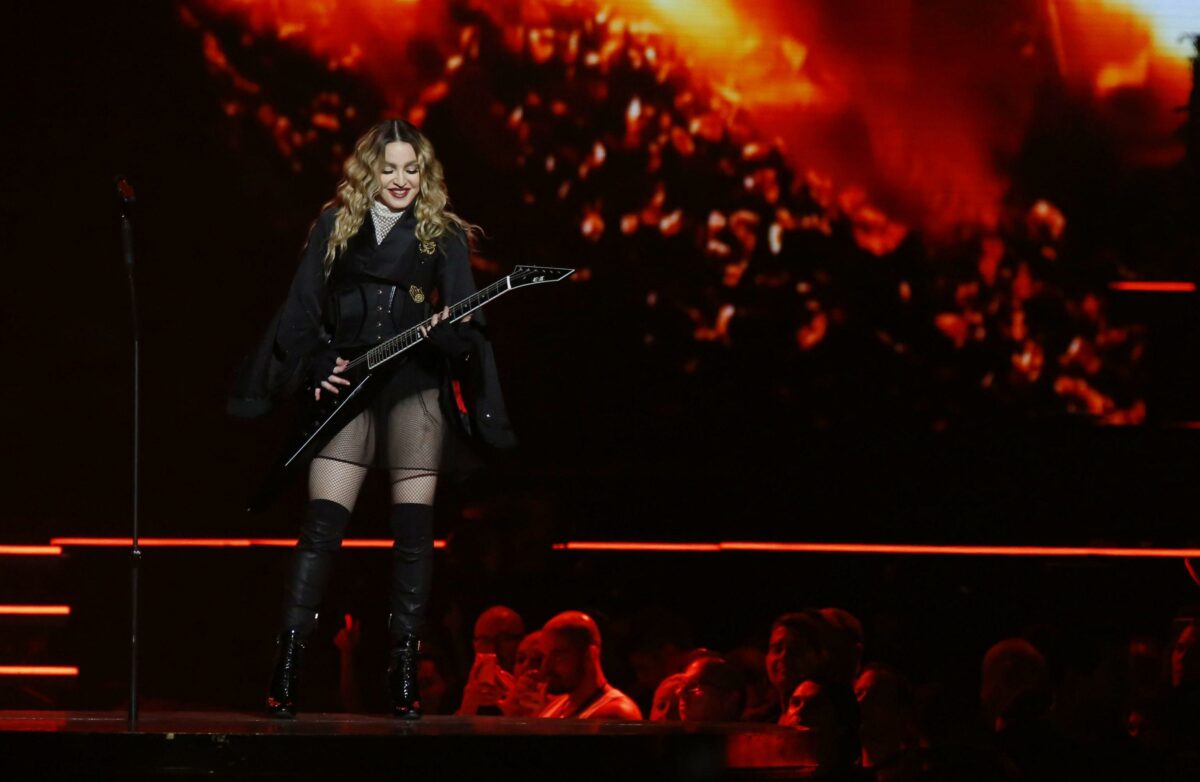 Madonna, il corsetto realizzato da Gualtier si trasforma in una t-shirt per beneficenza