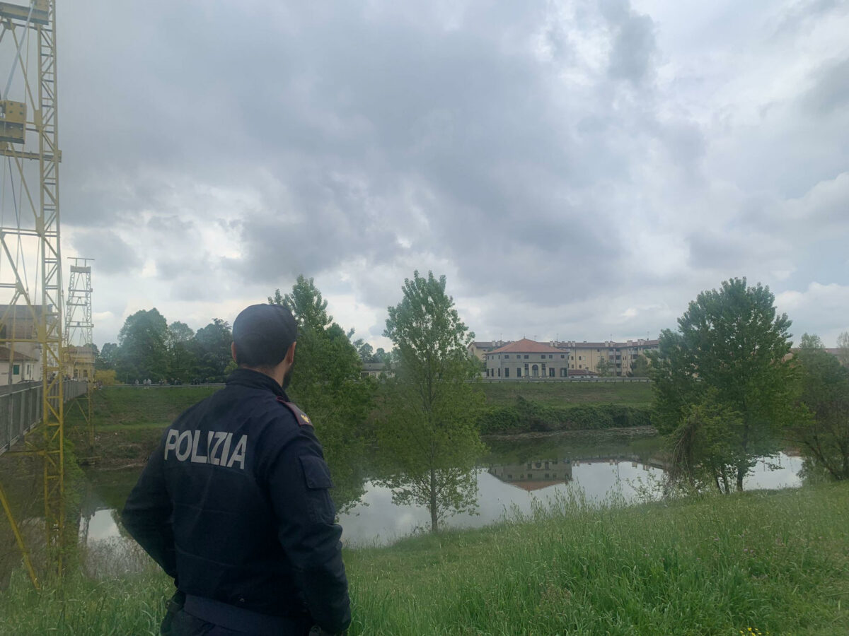 Torino, cadavere trovato sulle rive di un fiume a Venaria Reale: vittima uccisa a coltellate