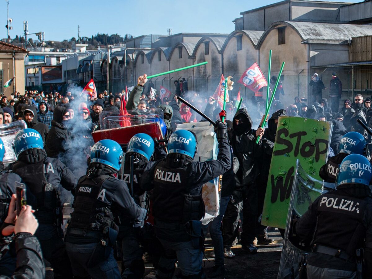 Vicenza, scontro polizia e manifestanti al corteo contro presenza Israele alla Fiera Oro