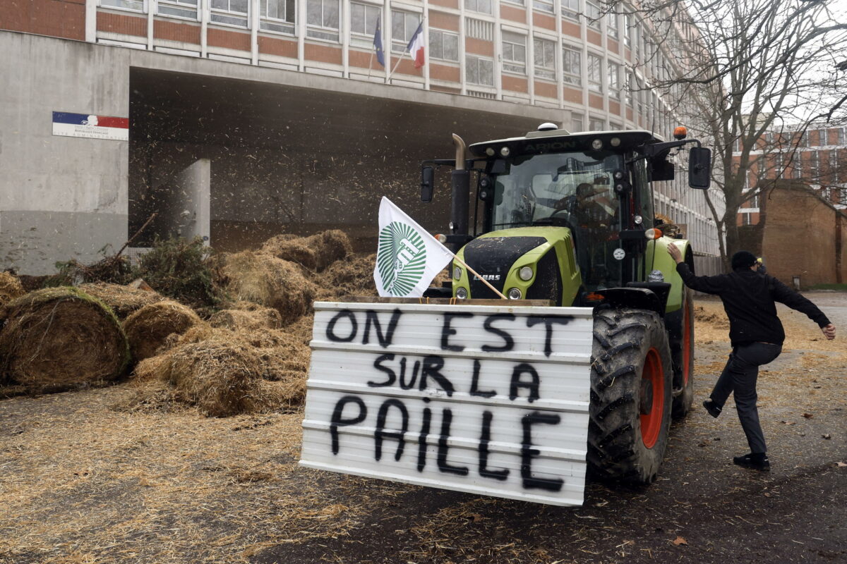 Francia, la protesta degli agricoltori blocca le strade: disagi nel sud francese