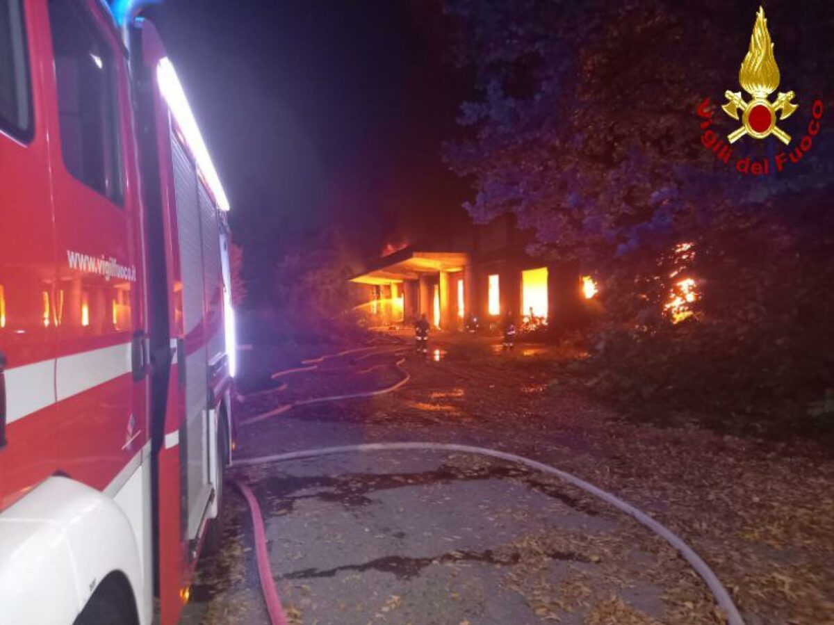 Monza, incendio nella fattoria verticale di Cavenago: fumo visibile dall'A4