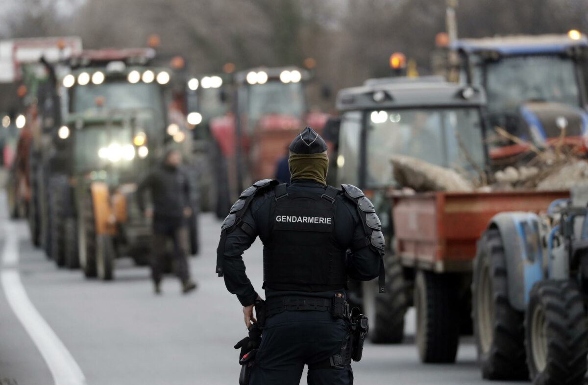 Francia, tragedia durante una manifestazione degli agricoltori: auto investe una famiglia, morte madre con figlia