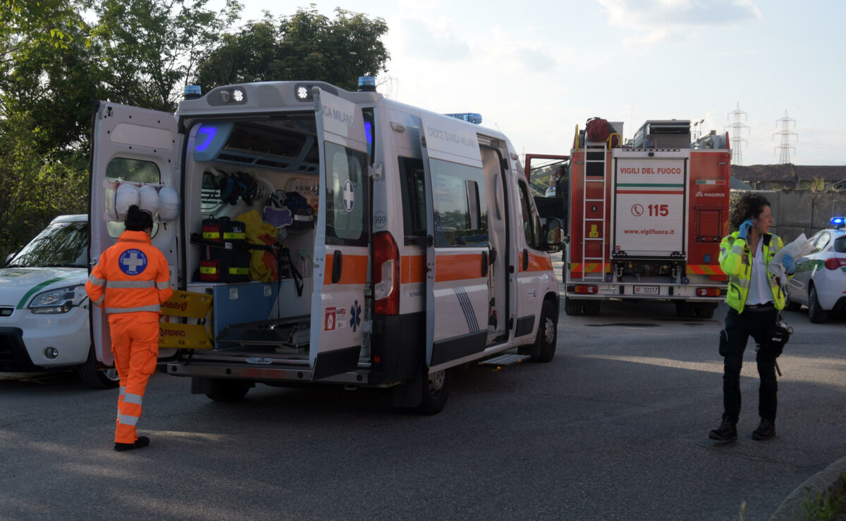 L'Aquila, incidente sul lavoro a Piazza Palazzo: operaio cade da un tir, è in ospedale