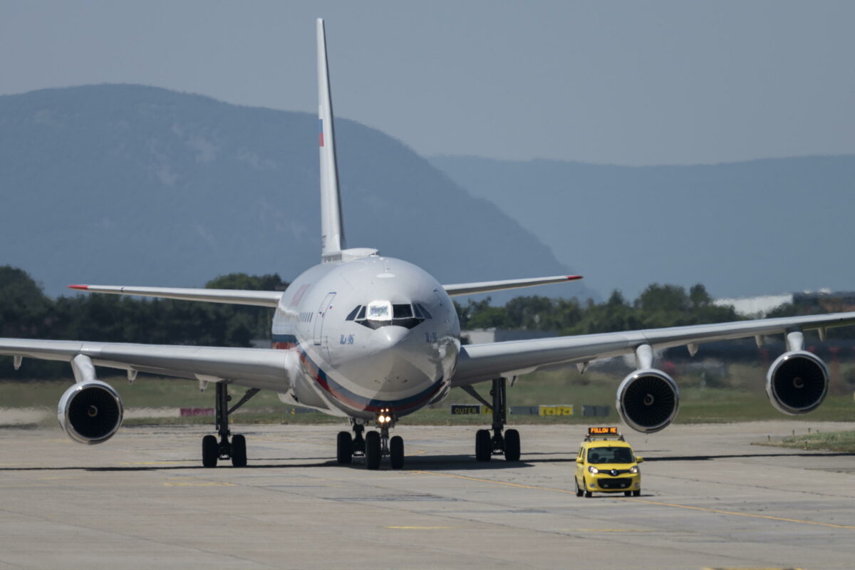 Pescara, atterraggio d'emergenza per un aereo diretto a Parigi: un uomo ubriaco ha seminato il panico a bordo