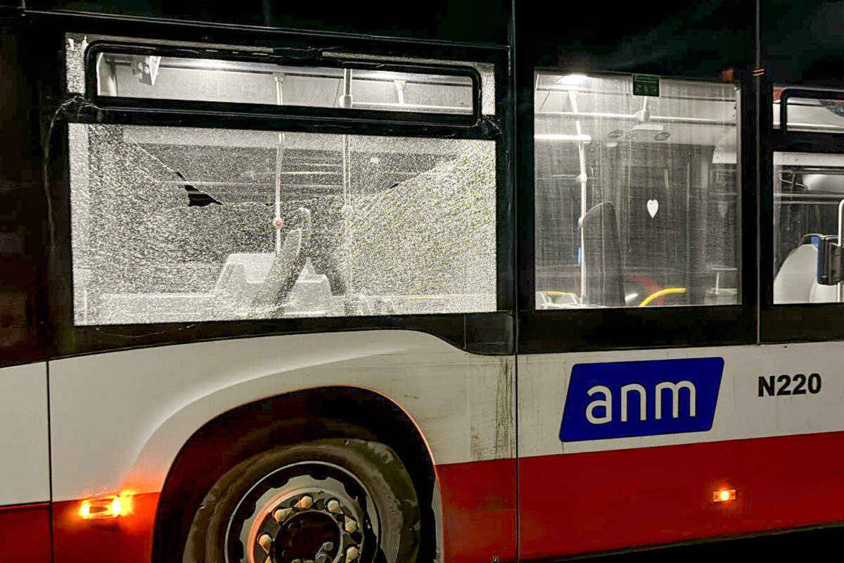 Napoli, autobus ANM vandalizzati nella notte. L'assessore: "Azione vigliacca"