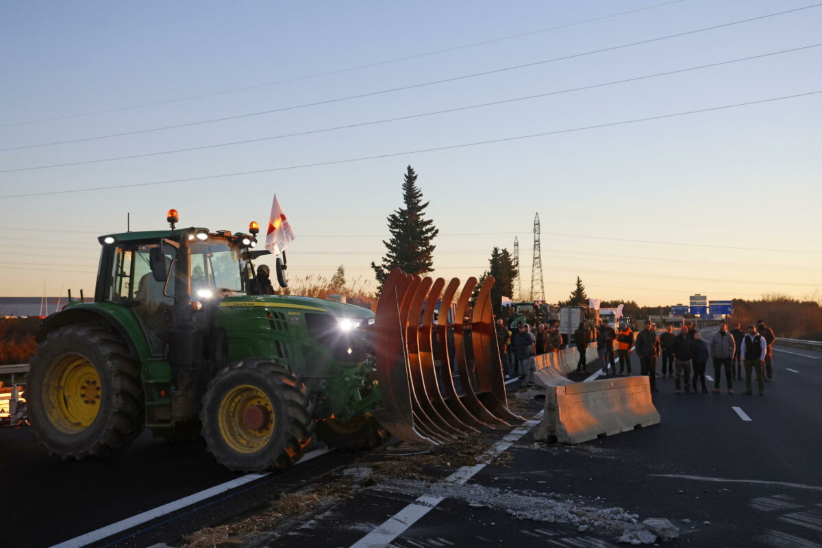 Francia, gli agricoltori continuano la loro protesta: presi di mira i camion spagnoli