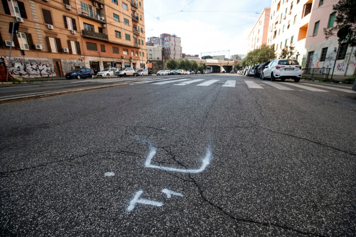 Vicenza, incidente in via Maestri del Lavoro a Schio: ciclista 75enne sbatte contro un autocarro, morto sul colpo