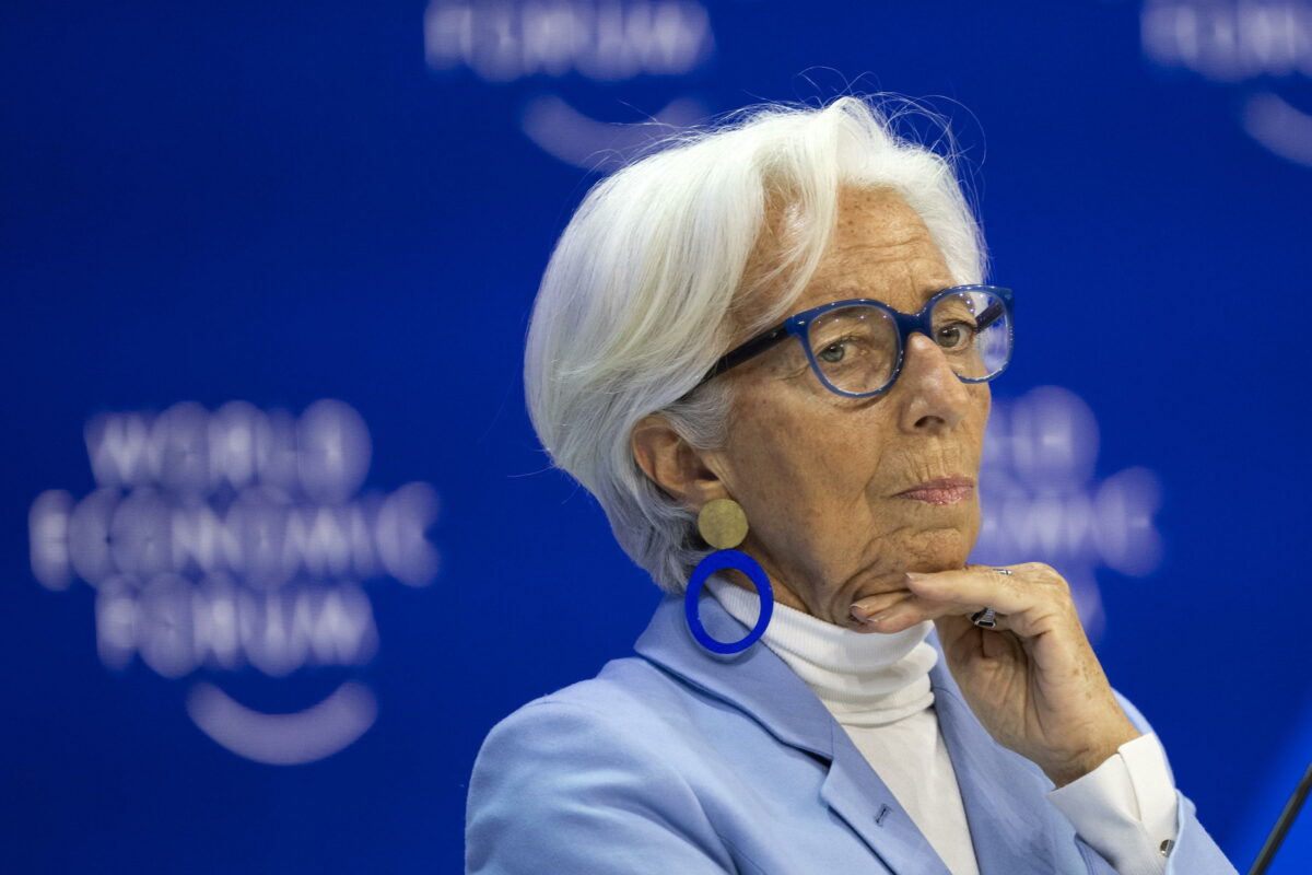 Bce, Lagarde sul taglio dei tassi: "È prematuro parlarne, per ora fermi al 4,5%". E sul Medioriente: "Dal conflitto rischio inflazione"