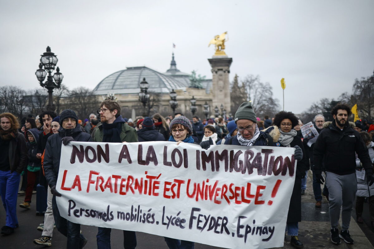 Francia, il Consiglio Costituzionale respinge più di un terzo del testo della legge sull'immigrazione