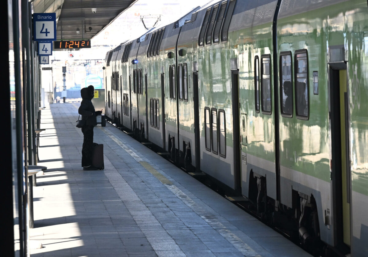 Torino, morta una donna travolta da un treno a Settimo Torinese: circolazione ferroviaria interrotta