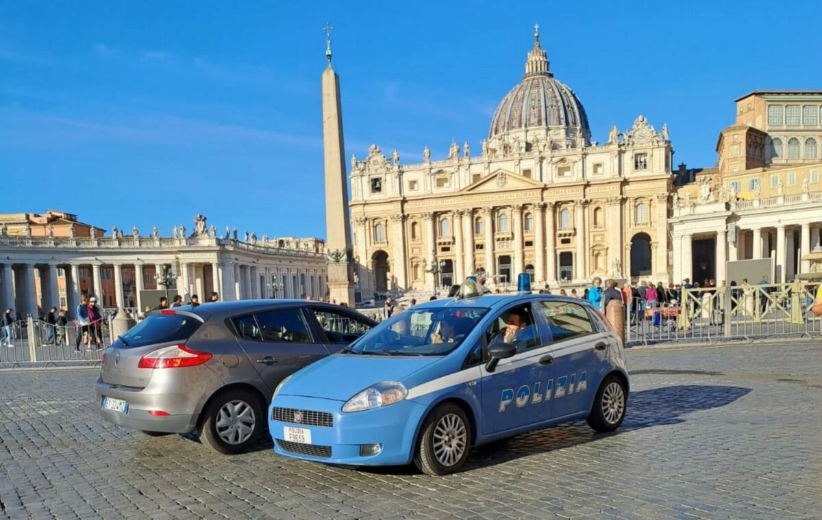 Roma, un uomo cerca di entrare armato di coltello a Piazza San Pietro: arrestato, ferito un agente