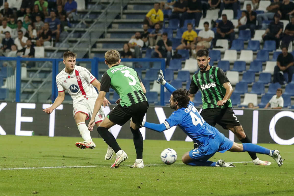 Monza-Sassuolo, gara sospesa per cinque minuti: un tifoso neroverde è caduto dal settore ospiti