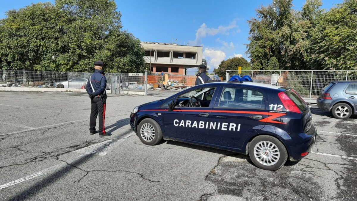 Settimo Torinese, legano corda ad altezza uomo in strada: si cerca un gruppo di giovani | Video