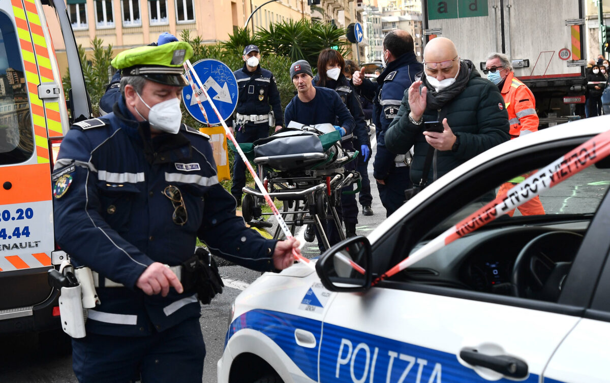 Genova, incidente fuori la Fincantieri: operaio investito da uno scooter, è in codice rosso