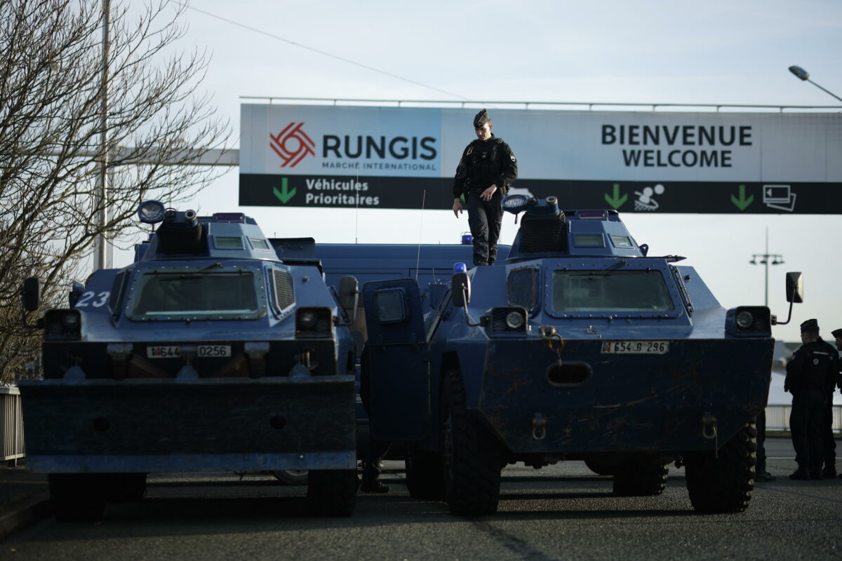 Francia, la protesta degli agricoltori prosegue: "È cominciato l'assedio a Parigi"