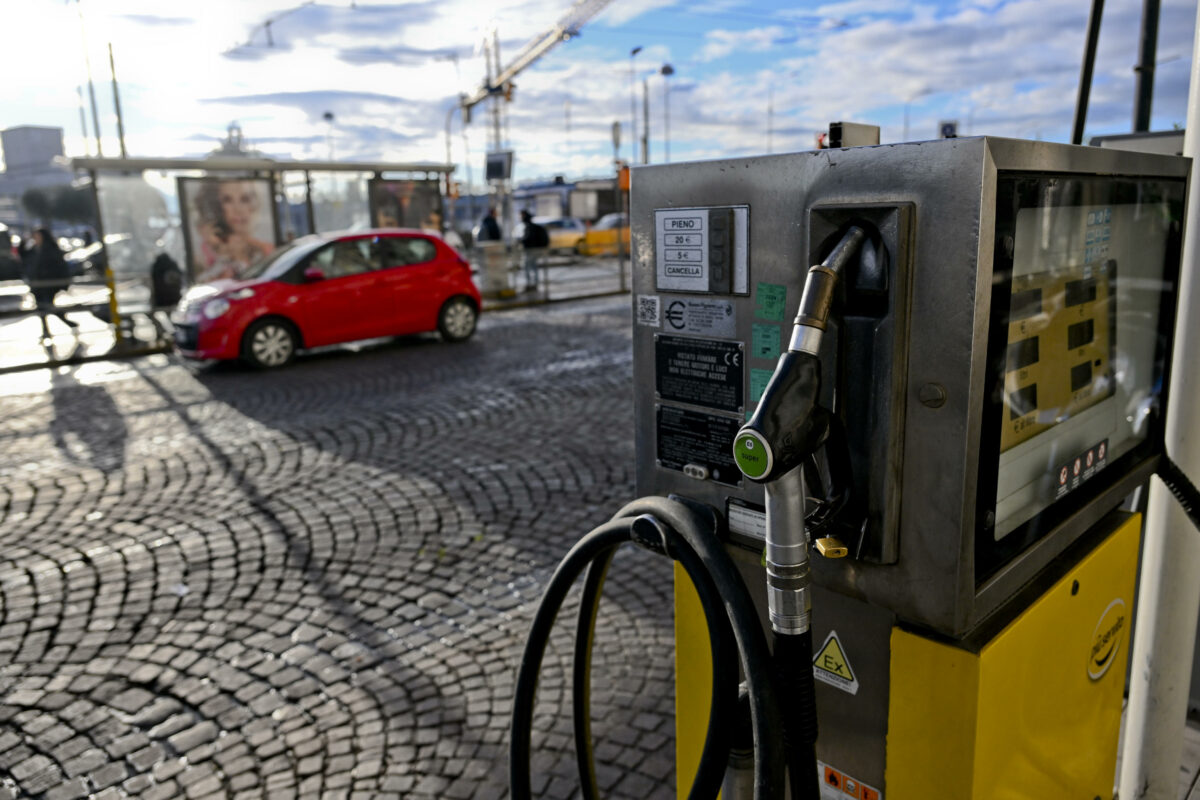 Catania, tentata rapina, ma l'impiegato reagisce: arrestato 38enne