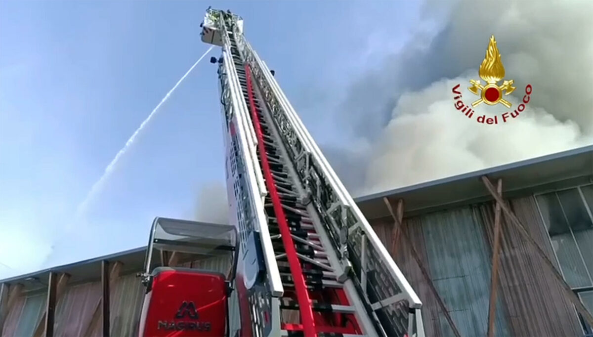 Venezia, incendio in via Cristo Re a Jesolo: in fiamme il tetto di una casa, nessun ferito