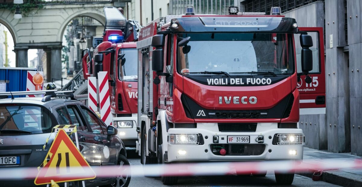 Torino, incendio di rifiuti nella periferia: colonna di fumo visibile da lontano