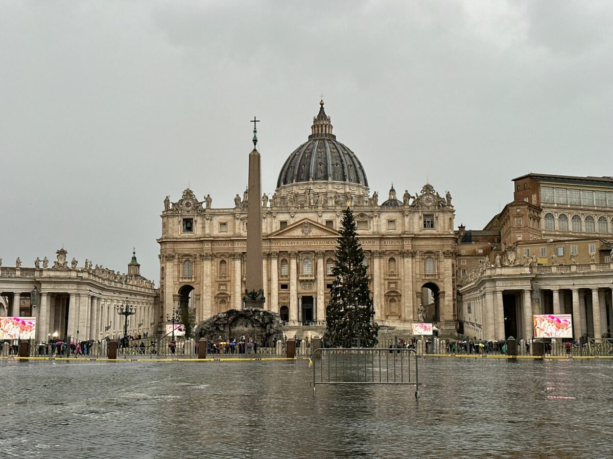 "Viva la Befana 2024", a Piazza San Pietro il corteo sotto la pioggia: 6.000 persone attendono l'Angelus del  Papa