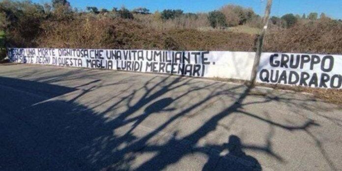 Roma, duro striscione dei tifosi contro la squadra a Trigoria: "Non siete degni di questa maglia luridi mercenari"