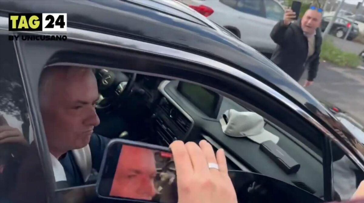 Mourinho lascia Trigoria, commosso saluta i tifosi della Roma: mano sul cuore per il portoghese | VIDEO