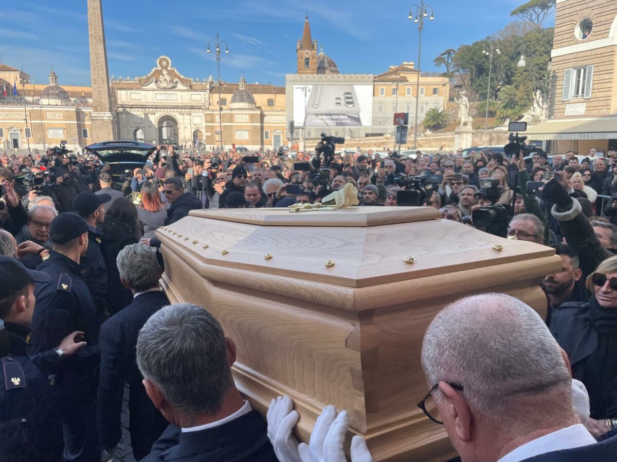 Funerali Sandra Milo, la diretta dell'ultimo saluto all'attrice nella Chiesa degli Artisti