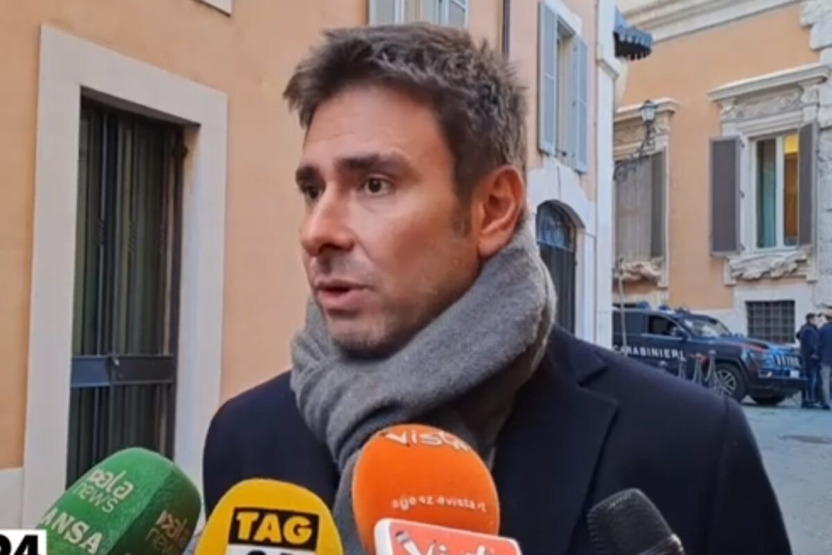 Gaza, Di Battista contro la comunità ebraica: "Basta strumentalizzare l'antisemitismo, nella Striscia si muore anche il 27 gennaio" | VIDEO