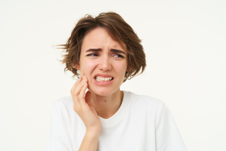 È pericoloso un dente scheggiato? Cause e cosa comporta