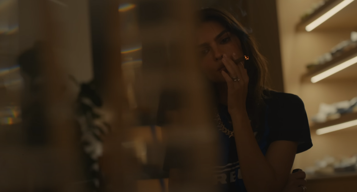 Emily Ratajkowski nel video di Travis Scott con la maglia dell'Inter: le foto fanno impazzire i social