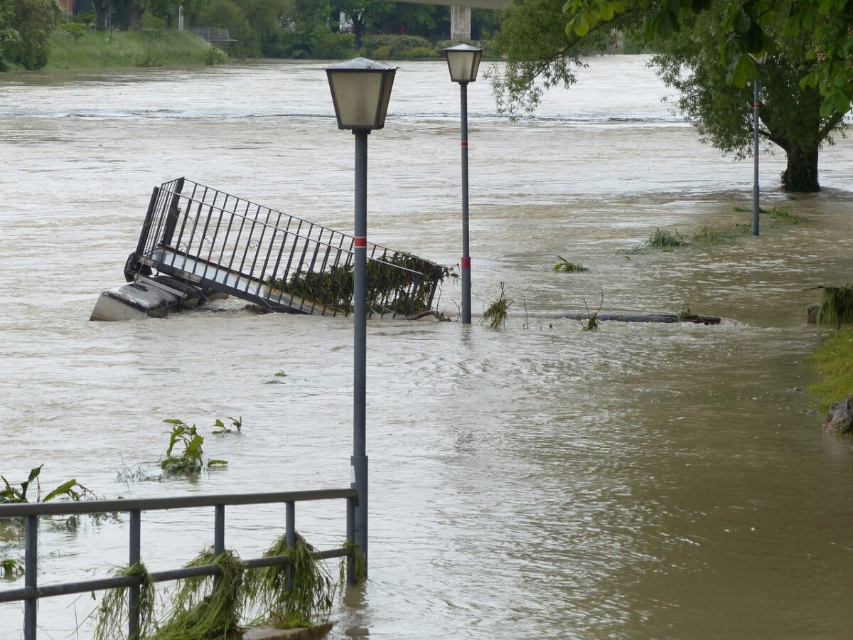 Regno Unito, allarme inondazioni e possibili ritardi nei trasporti a causa della tempesta Henk