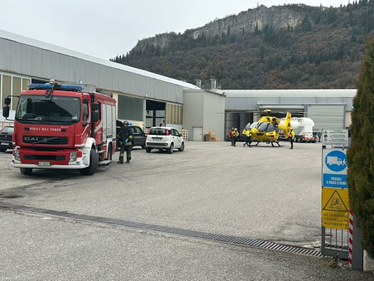 Parma, incidente sul lavoro a Salsomaggiore Terme: 80enne cade da scala in un cantiere, è grave