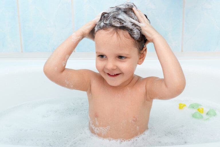 Come lavare i capelli dei bambini? Rimedi naturali e tecniche