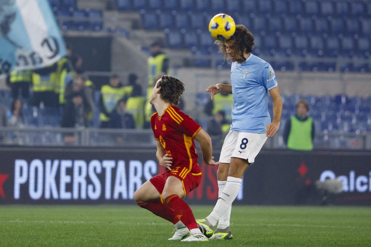 Lazio - Roma Bove colpito da una bottiglietta | VIDEO