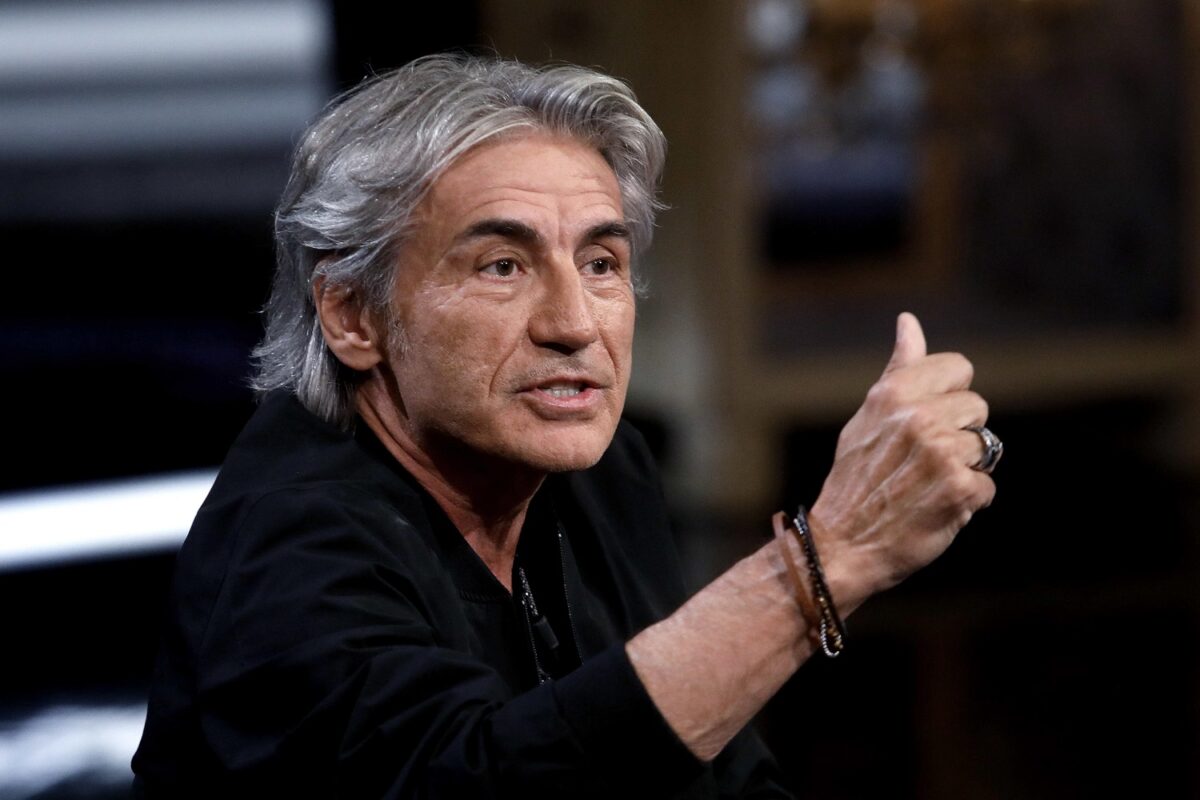 Ligabue in stampelle, infortunio di inizio anno per il rocker di Correggio e post ironico