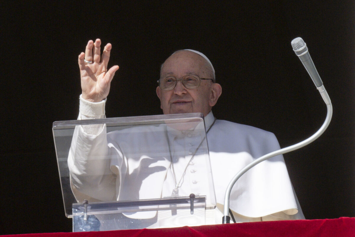 Papa Francesco: "A soffrire per la guerra sono sempre i più deboli". E critica i social: "Accentuano la violenza delle parole"