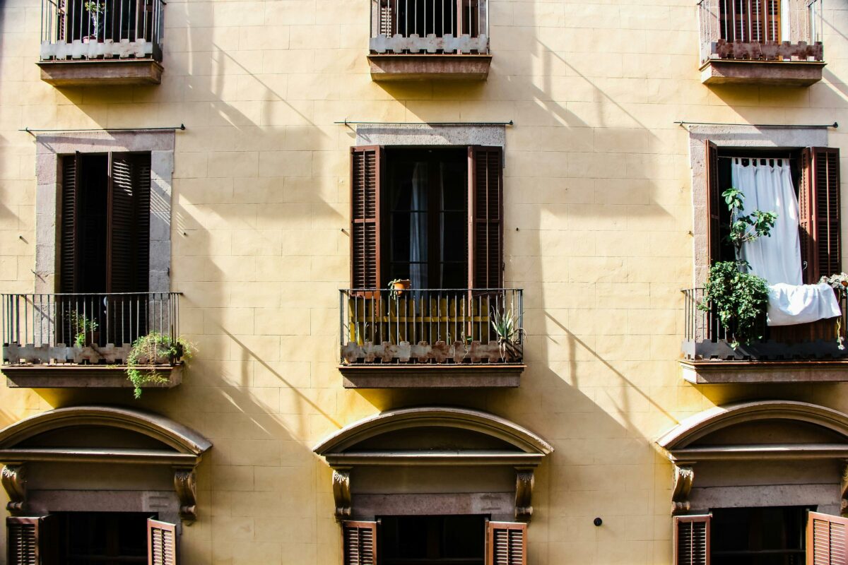 Napoli, la bimba di 5 anni caduta dal balcone a Caivano è fuori pericolo