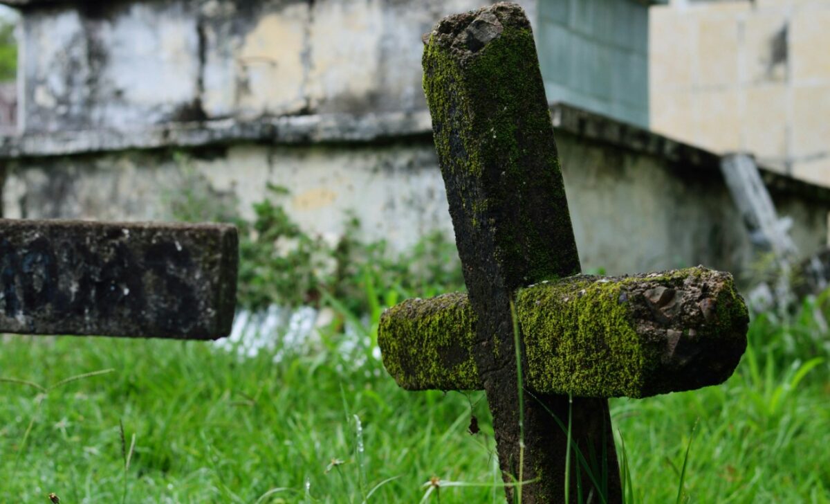 Cosa succede al corpo dopo la morte dentro la bara?