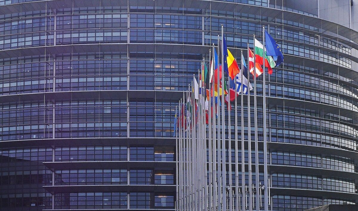 Sondaggi Europe Elects: alle europee sale l’estrema destra