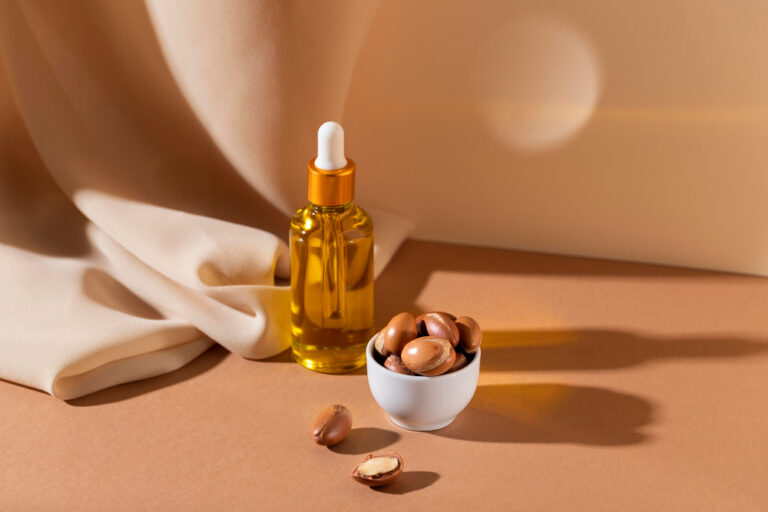 8 usi dell’olio di jojoba per pelle e capelli: benefici e controindicazioni