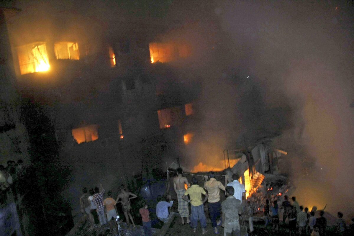 Bangladesh, violento incendio in un palazzo residenziale a Dhaka: 43 morti, decine di feriti