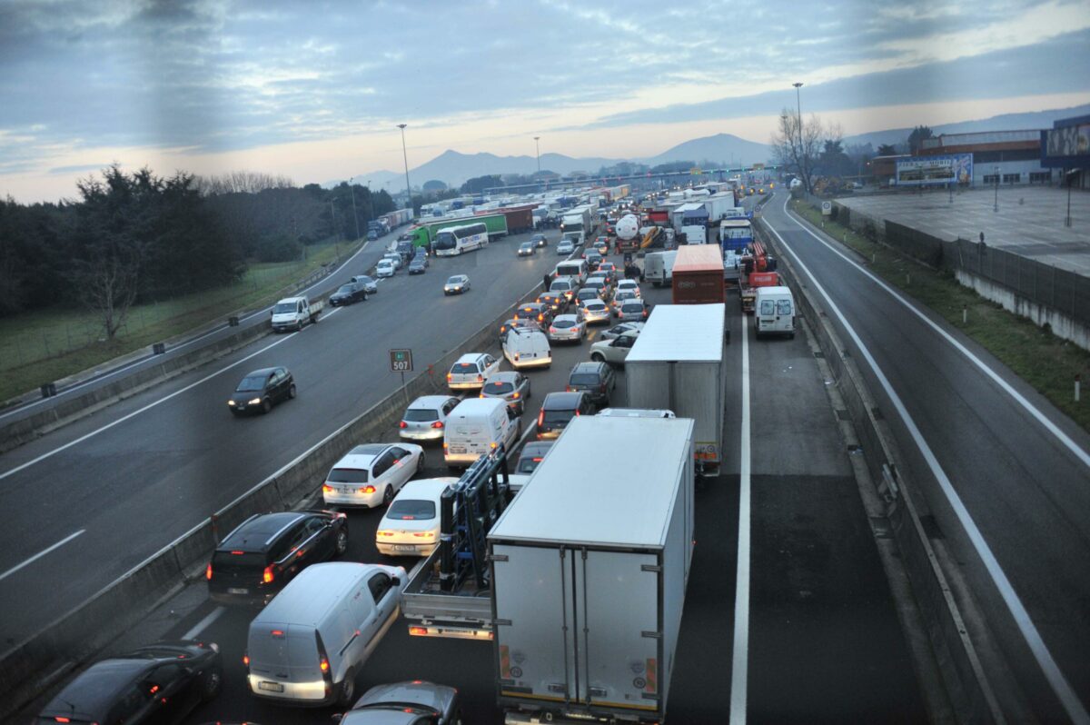 Camion in fiamme sulla A1, panico tra Anagni e Ferentino e caos traffico