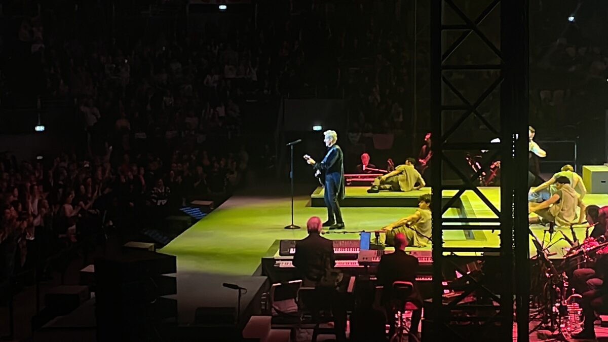 Claudio Baglioni saluta il Palasport a Roma: “È l’ultima volta nelle arene indoor”, il concerto un trionfo di oltre 3 ore | VIDEO