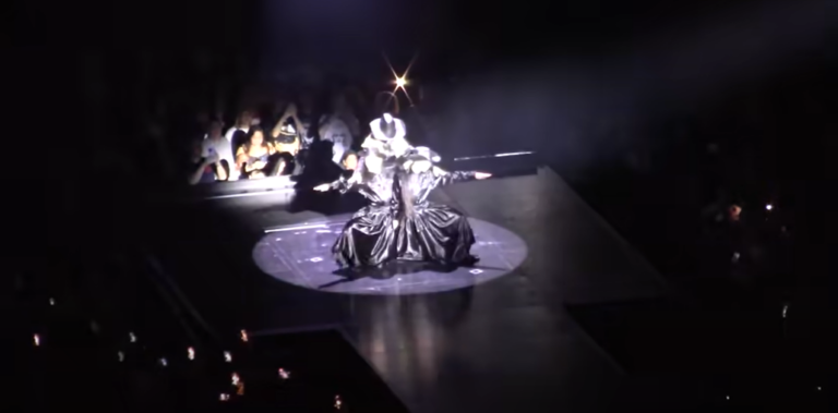 Madonna cade sul palco del concerto a Seattle: il video dello scivolone dalla sedia