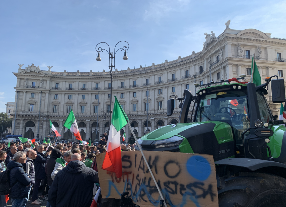 La protesta degli agricoltori nel cuore di Roma: "Oggi nascerà movimento unitario in attesa di risposte dal Ministro"